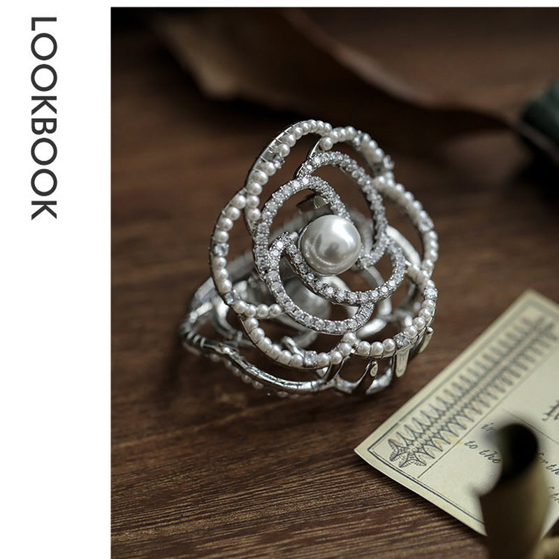 Winter Rose Pearl Éclat Claw Clip